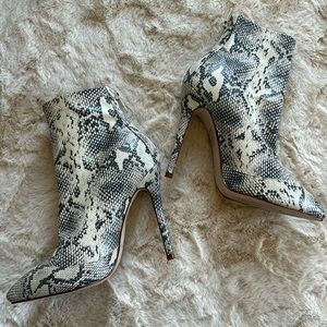 Snake skin pointed toe booties, size 6 🐍